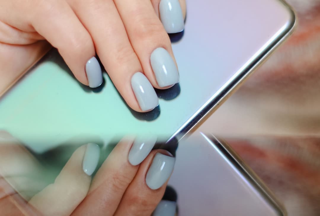 Nail Ombre Tráng Gương: Nghệ Thuật Chuyển Màu Bóng Gương